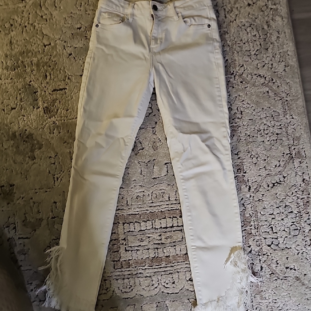 Stylish White Frayed Hem Cropped Jeans